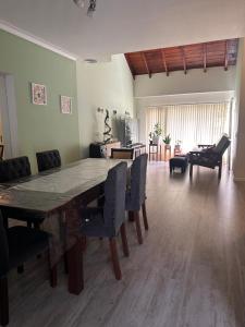 een woonkamer met een grote tafel en stoelen bij Linda in Mar del Plata