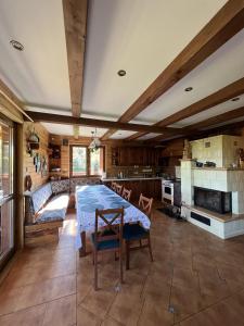 een woonkamer met een tafel en een bank bij Malina in Zawóz