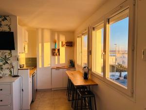 Una cocina o kitchenette en EStudio 1ère ligne vue mer ,place de parking privée accès a la plage de la résidence 3ème étage