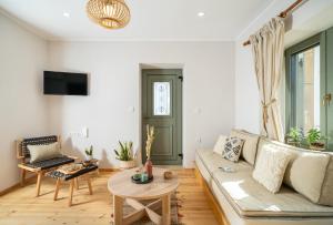 リメナリアにあるAnasa Thalassasのソファとテーブルのあるリビングルーム