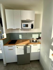 Una cocina o kitchenette en EStudio 1ère ligne vue mer ,place de parking privée accès a la plage de la résidence 3ème étage