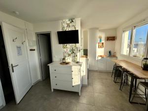 Una cocina o kitchenette en EStudio 1ère ligne vue mer ,place de parking privée accès a la plage de la résidence 3ème étage
