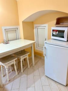 チェルニウツィーにあるLavender Night Apartmentsのキッチン(テーブル、電子レンジ、冷蔵庫付) +6枚の写真