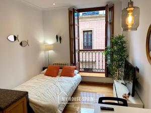 Un pat sau paturi într-o cameră la MyHouseSpain - Acogedor apartamento plaza mayor Gijón 2