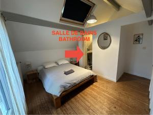 Ένα ή περισσότερα κρεβάτια σε δωμάτιο στο Rouen ECO LODGES maison entière avec terrasse dans jardin potager piscine parking