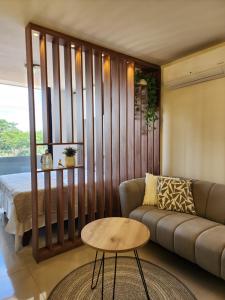 ein Wohnzimmer mit Sofa und Tisch in der Unterkunft Hermoso Departamento in Santa Cruz de la Sierra