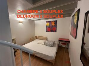 Ένα ή περισσότερα κρεβάτια σε δωμάτιο στο Rouen ECO LODGES maison entière avec terrasse dans jardin potager piscine parking