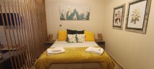 Postel nebo postele na pokoji v ubytování Plumeria Place Bright and spacious studio