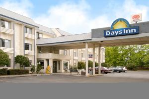 a building with a days inn sign in front of it at Days Inn by Wyndham Corvallis in Corvallis