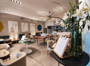 布宜诺斯艾利斯比好莱坞酒店的一个带桌椅的沙龙和花瓶