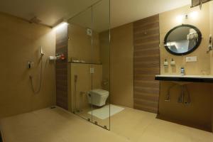 Koupelna v ubytování Hotel West Residency Delhi International Airport + 37 fotografií