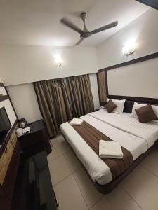 Postel nebo postele na pokoji v ubytování WESTLAND HOTEL- ERODE