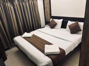 Postel nebo postele na pokoji v ubytování WESTLAND HOTEL- ERODE