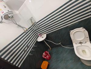 uma casa de banho com WC e uma câmara no chão em Dev Paradise Ayodhya em Ayodhya