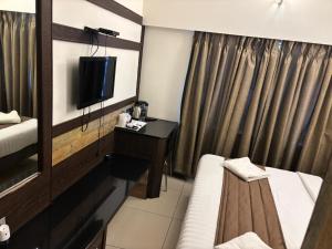 Postel nebo postele na pokoji v ubytování WESTLAND HOTEL- ERODE
