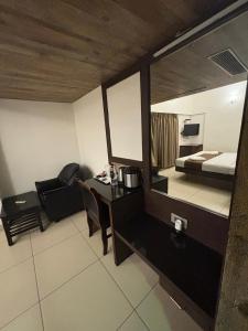 Posezení v ubytování WESTLAND HOTEL- ERODE