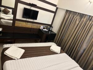 Postel nebo postele na pokoji v ubytování WESTLAND HOTEL- ERODE