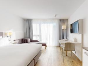 Voodi või voodid majutusasutuse Nonanteneuf appart hōtel Vevey - contactless check-in toas