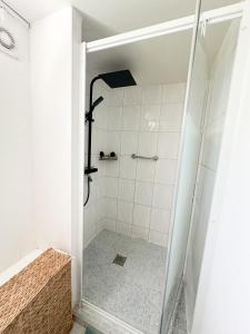 una doccia con una porta in vetro in un bagno di Maison dans parc privé, sports et loisirs proche golf du Coudray Montceaux a Le Coudray-Montceaux Altre 25 foto