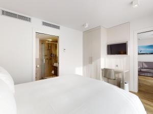 Voodi või voodid majutusasutuse Nonanteneuf appart hōtel Vevey - contactless check-in toas