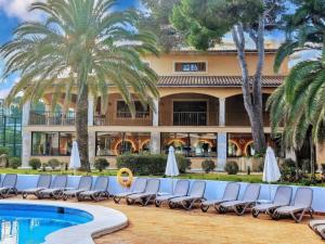 Бассейн в Hotel & Spa S'Entrador Playa или поблизости