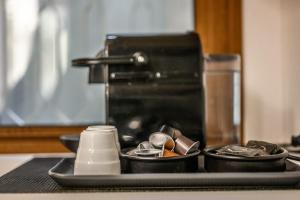 Una cafetera encima de una mesa en Emilia Studios 3, en Módena