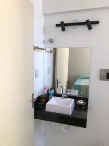 萨尔瓦多Apartamento - Salvador的带水槽和镜子的浴室