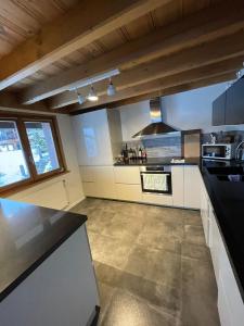 a kitchen with a stove and a counter top at Appartement Le Zenith à Verbier in Verbier