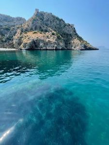 een eiland in het midden van een waterlichaam bij Casa Julia in Palermo