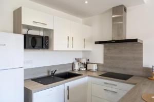 Η κουζίνα ή μικρή κουζίνα στο Résidence Domaine d'Arca Porto Vecchio - T2 haut standing - 4 personnes "David 7"