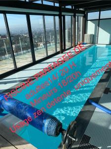 Bazén v ubytování ECO STUDIOS mezzanine wifi piscine stationnement gratuit terrasse dans jardin nebo v jeho okolí