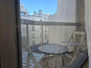 Un balcón o terraza de Cosy Studio Close Eiffel Tower