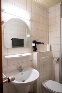 Koupelna v ubytování Hotel Gülser Weinstube + 37 fotografií