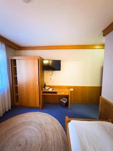 Postel nebo postele na pokoji v ubytování Hotel Gülser Weinstube