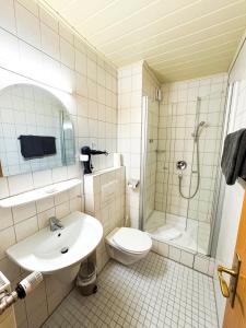 Koupelna v ubytování Hotel Gülser Weinstube