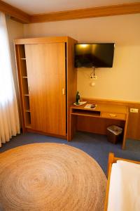 TV a/nebo společenská místnost v ubytování Hotel Gülser Weinstube