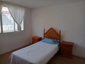 a bedroom with a bed and a window at Fresnos 14 Queretaro in Mendiola