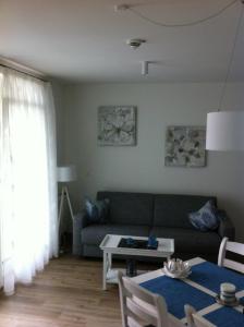 ein Wohnzimmer mit einer Couch und einem Tisch in der Unterkunft Haus Meeresblick - Ferienwohnung Am Strand (Ref. 128682u2) in Baabe