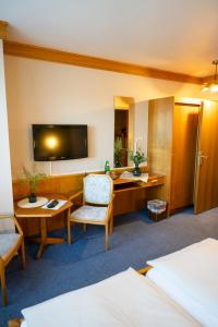 TV a/nebo společenská místnost v ubytování Hotel Gülser Weinstube