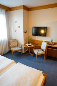 TV a/nebo společenská místnost v ubytování Hotel Gülser Weinstube