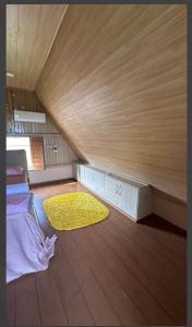 a room with a bed and a yellow rug at Chalé da Lourdes in Santarém