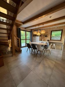 une cuisine et une salle à manger avec une table et des chaises dans l'établissement Borówka, à Zawóz