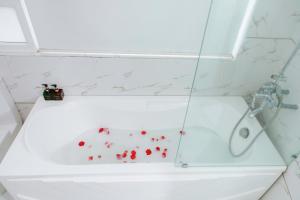 een wit bad met rode harten erop bij Art Deluxe Hotel in Nha Trang +29 foto's