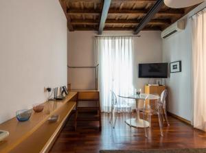 Un televizor și/sau centru de divertisment la Spanish Steps Vittoria Studios