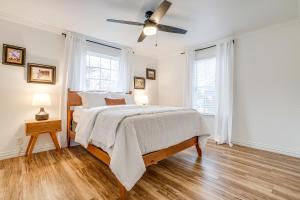 ein Schlafzimmer mit Bett und Deckenventilator in der Unterkunft Fort Worth Cottage Retreat in Fort Worth