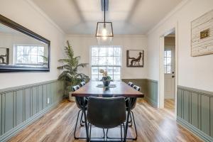 a dining room with a table and chairs at Fort Worth Cottage l 2 Bed with King & Queen l Walking Distance Will Rogers in Fort Worth