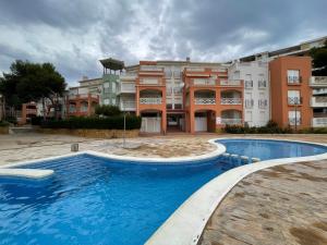 a hotel with a swimming pool in front of a building at Alpen1 Residencial Edison in Peniscola