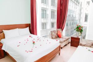 een slaapkamer met een bed met bloemen erop bij Art Deluxe Hotel in Nha Trang