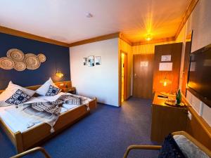 Postel nebo postele na pokoji v ubytování Hotel Gülser Weinstube