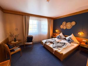 Postel nebo postele na pokoji v ubytování Hotel Gülser Weinstube